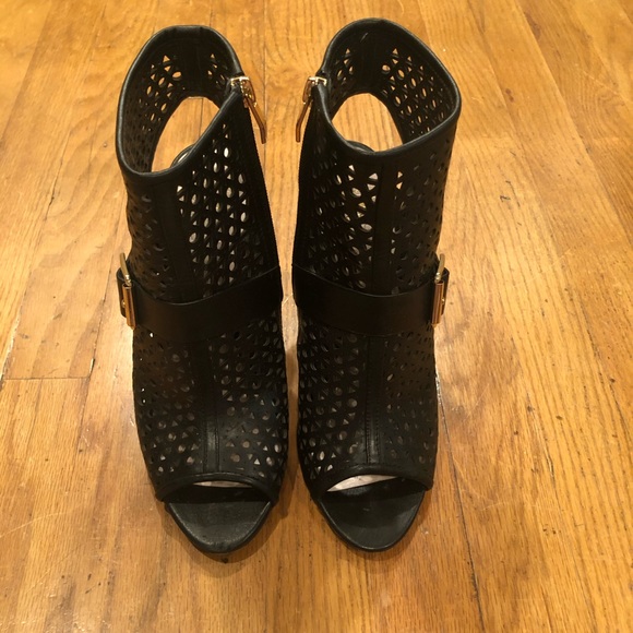Vince Camuto. Size 9. Black lace / lattice heel. - Picture 2 of 3